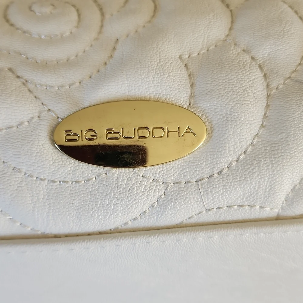 Chic White Quilted Shoulder Bag with Gold Chain - Picture 3 of 10